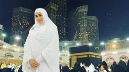 Beberapa waktu lalu, pada bulan April 2019, Tania Nadira menginjakkan kakinya di Tanah Suci Mekkah. Tania menjalankan ibadah Umrah yang kedua kalinya. Dalam kesempatan tersebut, Tania tampak anggun dalam balutan busana putih polos saat berfoto di depan Ka'bah. (Liputan6.com/IG/@tanianadiraa)