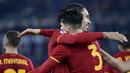 Bek AS Roma, Roger Ibanez (kanan) merayakan gol yang dicetaknya ke gawang Spezia pada pekan ke-17 Liga Italia 2021/2022 di Olimpico, Selasa (14/12/2021) dini hari WIB. AS Roma berhasil mendulang tiga poin setelah mengalahkan tim tamu Spezia dengan skor 2-0. (Alfredo Falcone/LaPresse via AP)
