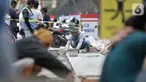 Pekerja menyelesaikan proyek revitalisasi trotoar di kawasan Kuningan, Jakarta, Senin (4/11/2019). Dinas Bina Marga DKI Jakarta menganggarkan biaya proyek revitalisasi trotoar sebesar Rp 1,1 triliun. (merdeka.com/Iqbal Nugroho)