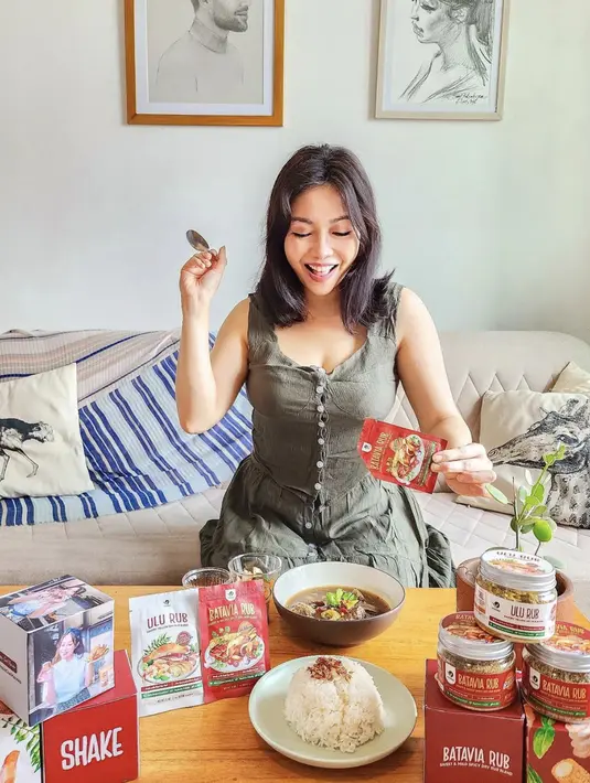 Chef Marinka terlihat gemar mengenakan outfit dengan siluet sederhana. Penampilan tersebut mampu hadirkan gaya yang menjanjikan untuk tampilan tampak awet muda. [Foto: instagram/ Chef Marinka]