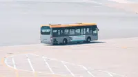 Ilustrasi shuttle bus bandara di runway pesawat. (dok. Xiyuan Du/Unsplash)