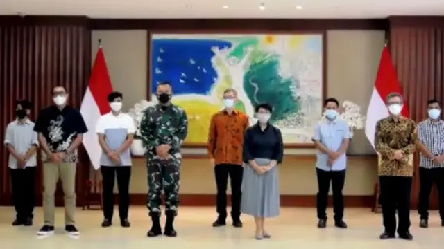 Kementerian Luar Negeri RI menyelenggarakan acara serah terima empat WNI korban sandera kelompok Abu Sayyaf Group (ASG) untuk dipulangkan kembali keluarga (Photo: Kemlu RI via Zoom)
