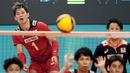 Pevoli Jepang, Nishida, melihat bola saat melawan China pada laga Volleyball Nations League 2022 di Brasil, Kamis (9/6/2022). (AP/Eraldo Peres)