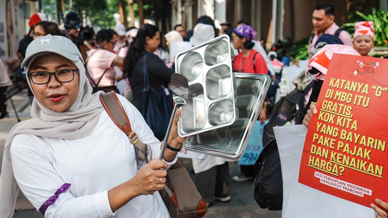FOTO: Aliansi Perempuan Indonesia Gelar Aksi di Dukuh Atas