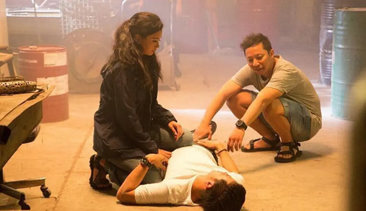 Seringnya bersama, membuat ketiga pemain itu menjadi lebih akrab. Bahkan, ayah satu anak itu mengaku hingga saling curhat. Hal itu yang membuat semakin mudah dalam membangun chemistry. (Instagram/berangkatthemovie_)