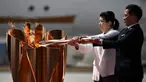 Atlet peraih tiga kali medali emas olimpiade, Tadahiro Nomura dan Saori Yoshida, menyalakan obor Olimpiade saat tiba dari Yunani di Pangkalan Udara Matsushima, Jepang, Jumat (20/3). Prosesi menuju Olimpiade Tokyo 2020 masih terus berjalan.(AFP/Philip Fong)