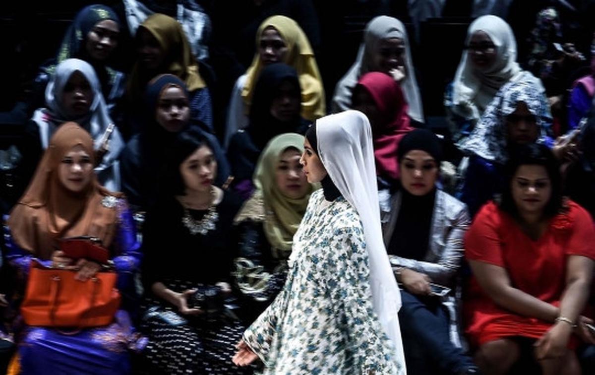Keanggunan model berhijab di Islamic Fashion Festival