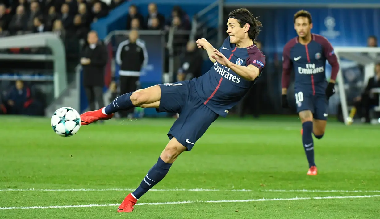 Pemain Paris Saint-Germain, Edinson Cavani melakukan tendangan ke gawang Celtic dalam lanjutan fase grup Liga Champions di Parc des Princes, Kamis (23/11). PSG menunjukkan keperkasaannya dengan melumat Celtic 7-1. (FRANCK FIFE / AFP)