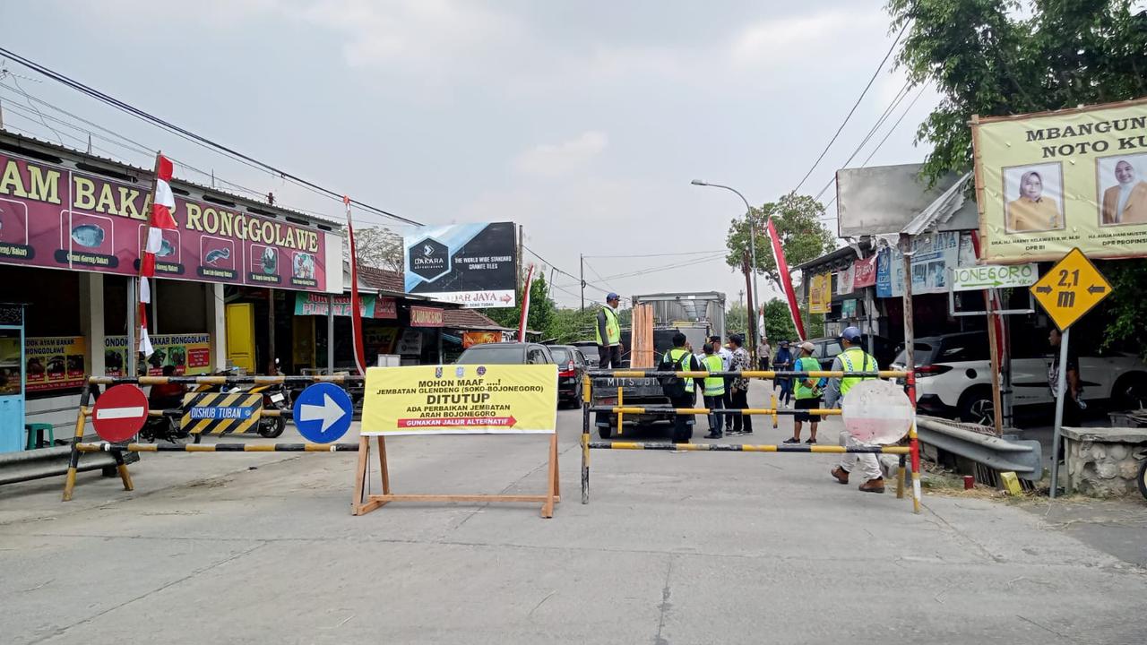 Petugas menutup akses jembatan Glendeng Tuban karena ada perbaikan. (Istimewa)