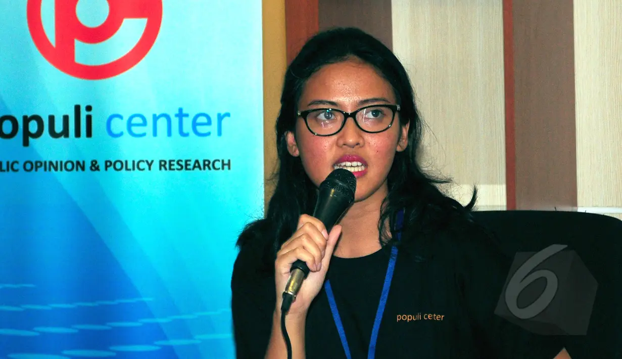 Niki Ayu, salah satu peneliti Populi Center saat memberikan keterangan hasil temuan mereka terkait dana siluman, Jakarta, Rabu (19/3/2015). Hasil survei 42,6 persen publik percaya kepada Ahok dalam menanggapi isu tersebut.(Liputan6.com/Yoppy Renato)