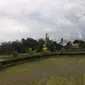 Restoran Bebek Joni menyediakan sensasi makan bebek di tengah hamparan sawah khas Ubud.