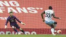 Pemain West Ham United Michail Antonio mencetak gol ke gawang Manchester United pada pertandingan Liga Inggris di Old Trafford, Manchester, Inggris, Rabu (22/7/2020). Pertandingan berakhir dengan skor 1-1. (Martin Rickett/Pool via AP)