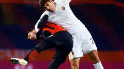 Pemain AS Roma, Federico Fazio dan pemain Shakhtar Donetsk, Facundo Ferreyra berebut bola pada leg pertama babak 16 besar Liga Champions di Oblasny SportKomplex Metalist, Kamis (22/2). Roma dipaksa takluk 1-2 meski lebih dahulu unggul (AP/Efrem Lukatsky)