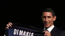 Pemain asal Argentina, Angel Di Maria saat menunjukan kostum bernomor punggung 11, Prancis, Kamis (7/8/2015). Pemain sayap Timnas Argentina itu telah menandatangani kontrak empat tahun dengan dengan Paris St Germain (PSG). (REUTERS/Christian Hartmann)