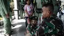 Kebersamaan personel TNI-AD dan anaknya di Pelabuhan Kolinlamil, Jakarta, Senin (9/5). Sebanyak 450 personel TNI-AD dari Satgas Yonif Para Raider 330 inf 1 Kostrad dilepas untuk misi pengamanan perbatasan RI-PNG. (Liputan6.com/Faizal Fanani)