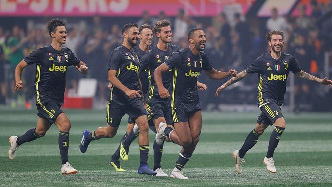 Pemain Juventus berselebrasi setelah memenangkan pertandingan melawan MLS All-Stars selama MLS All-Star Game 2018 di Mercedes-Benz Stadion, Atlanta, Georgia (1/8). Juventus menang 5-3. (AFP Photo/Kevin C. Cox)