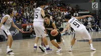 Pemain timnas basket putri Indonesia Cristaline Nathasa Debby mendribel bola dalam laga round robin SEA Games 2017 di  MABA Stadium,Kuala Lumpur, Malaysia, Jumat (25/8). Tim basket putri Indonesia kalah dari Thailand 61-70. (Liputan6.com/Faizal Fanani)