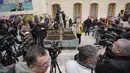 Sejumlah orang, didominasi mahasiswa, berkumpul di pusat Kota Belgradeuntuk memprotes penyimpangan dalam hasil pemilu yang diselenggarakan pekan lalu. (AP Photo/Darko Vojinovic)