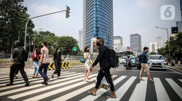 Sejumlah pegawai perkantoran di Jalan Sudirman, Jakarta, Rabu (29/7/2020). Penularan Covid-19 makin meluas dan kluster baru terus bermunculan sejak meningkatnya aktivitas warga. (Liputan6.com/Faizal Fanani)