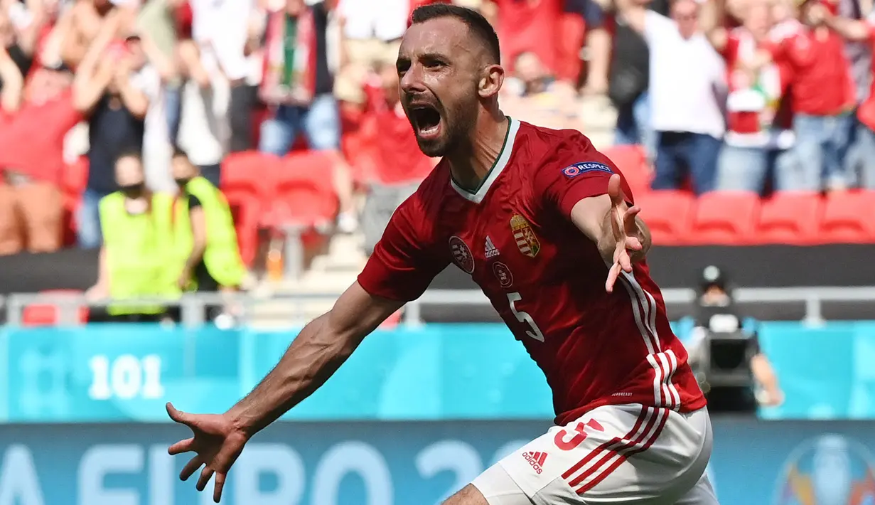 Nasib sial Prancis walaupun mereka mendominasi pertandingan. Pada dua menit injury time babak pertama, Rolland Sallai memimpin serangan balik Hungaria. Dirinya memberikan umpan ke Attila Fiola dan mampu dikonversi menjadi gol. Babak pertama ditutup dengan skor 1-0. (Foto: AFP/Pool/Tibor Illyes)