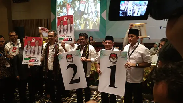 Pasangan Edy Rahmayadi-Musa Rajekshah (Edy-Ijeck) mendapat nomor urut 1 dan pasangan Djarot Syaiful Hidayat-Sihar Sitorus (Djarot-Sihar) mendapat nomor urut 2. (Liputan6.com/Reza Efendi)