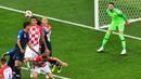 Prancis unggul lebih dahulu melalui gol bunuh diri Mario Mandzukic pada menit ke-18. Bola malah berbelok ke gawang sendiri saat dirinya berusaha menghalau lewat tandukannya. (AFP/Mladaven Antonov)
