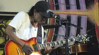 Toto Tewel beraksi dengan gitarnya saat launching album solonya berjudul "Miberdhewen), di Wapres, Jakarta, Kamis (19/4). (Liputan6.com/Edu Krisnadefa)