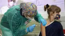 Seorang anak menerima dosis vaksin COVID-19 Pfizer-BioNTech untuk anak-anak berusia 5 - 11 tahun di Roma, Rabu (16/12/2201). Italia telah mulai memvaksinasi anak-anak berusia 5-11 tahun saat pemerintah bersiap menghadapi penyebaran varian omicron selama musim liburan. (AP Photo/Andrew Medichini)