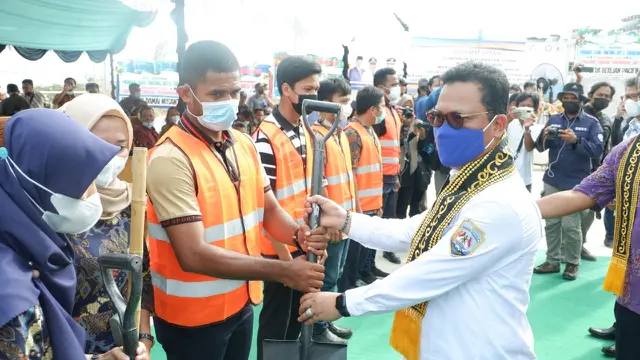 Komite II DPD RI Didaulat Serahkan Bantuan Padat Karya dan Hadiri Peresmian Menara Suar