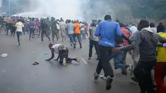 Para pengunjuk rasa melarikan diri dari polisi dalam bentrokan di Nairobi, Kenya (16/5/2016). Pengunjuk rasa menuntut pembubaran otoritas pemilu karena adanya dugaan korupsi. (REUTERS/Goran Tomasevic)