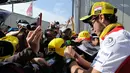 Sebuah tanda tangan sangat berarti bagi penggemar Valentino Rossi, pembalap ini pun tak pelit untuk sekedar berbagi tanda tangan karena dukungan mereka sangat penting baginya. (AFP/Bintang.com)