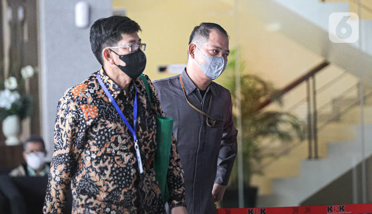 Kepala Kantor Pajak Madya Jakarta Timur, Wahono  Saputro tiba di gedung Merah Putih Komisi Pemberantasan Korupsi (KPK) untuk menjalani klarifikasi kekayaan, Selasa (14/3/2023). KPK memanggil Kepala Kantor Pajak Jakarta Timur Wahono Saputro berkaitan dengan klarifikasi harta kekayaannya yang mencapai Rp 14 miliar. (Liputan6.com/Faizal Fanani)