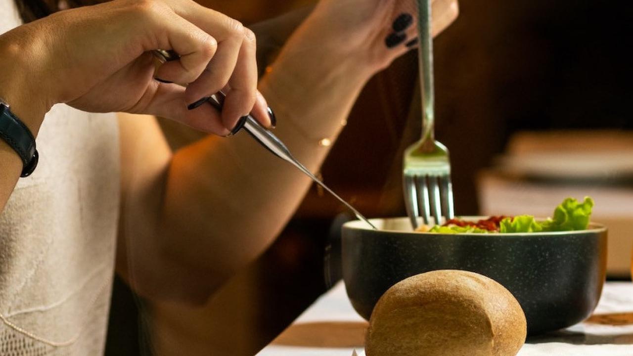 Ilustrasi makan, mengonsumsi makanan sehat