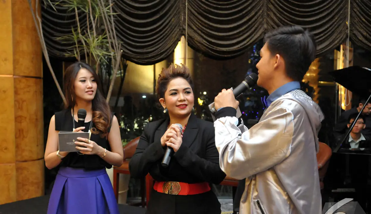  Joy Tobing (tengah) saat ikut meramaikan acara Christmas Tree Lighting Ceremony di Intercontinental Hotel, Jakarta. Foto diambil pada Kamis (27/11/2014). (Liputan6.com/Panji Diksana)