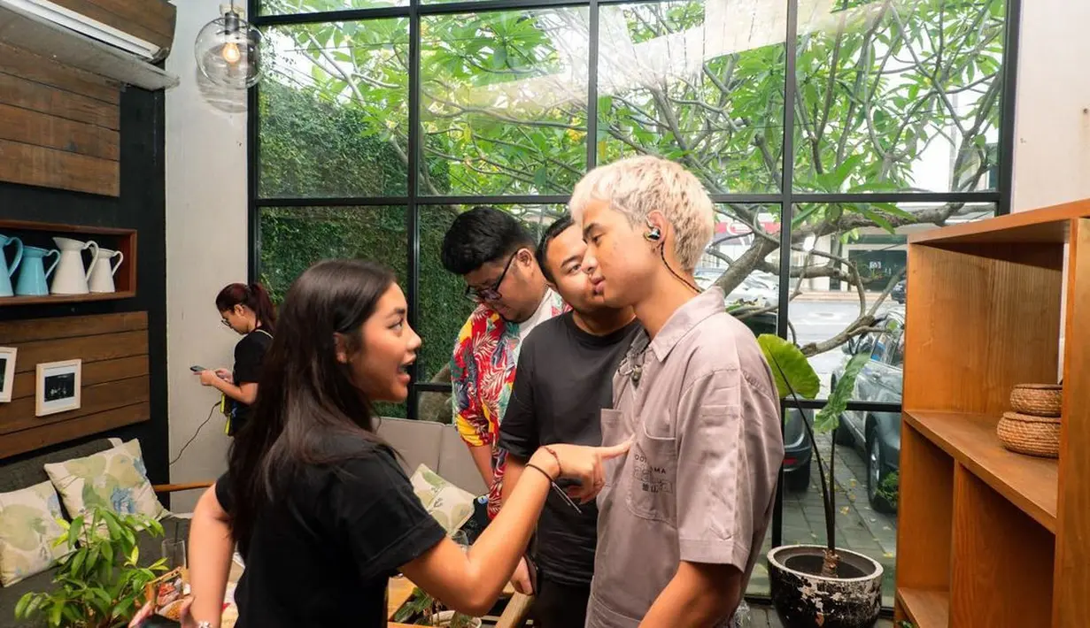 Devano tampak tengah diberi nasihat oleh wanita yang diciumnya tadi. Keduanya seperti sedang mendiskusikan sesuatu. (Foto: Instagram/@iamdevano)