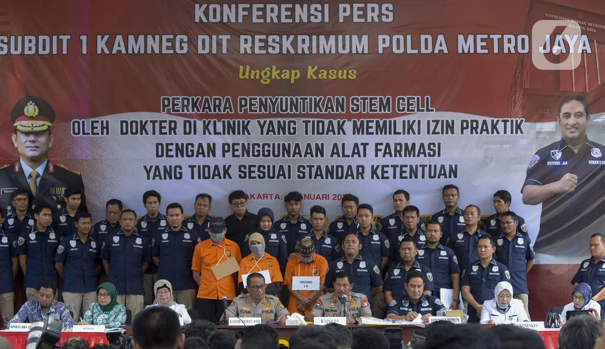 Suasana konferensi pers kasus penyuntikan stem cell oleh dokter klinik yang tidak sesuai standar kententuan di Polda Metro Jaya, Jakarta Selatan, Kamis (16/1/2020). Polisi berhasil mengungkap kasus tersebut serta  mengamankan barang bukti dan tiga tersangka.  (merdeka.com/Imam Buhori)