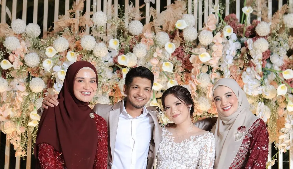 Shireen konsisten dengan kebaya modern merah dan songket. Sedangkan Zaskia pilih simple dengan tunik dan rok pleated [@zaskiasungkar_15]