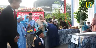 Ucok Baba mendampingi putranya, Adam wisuda. Kehadiran komedian yang juga pemeran itu menarik perhatian. Bahkan, diakhir memberikan sambutan, pria lima orang anak itu membuah heboh hingga semuanya tertawa. [Youtube/Ucok Baba official]