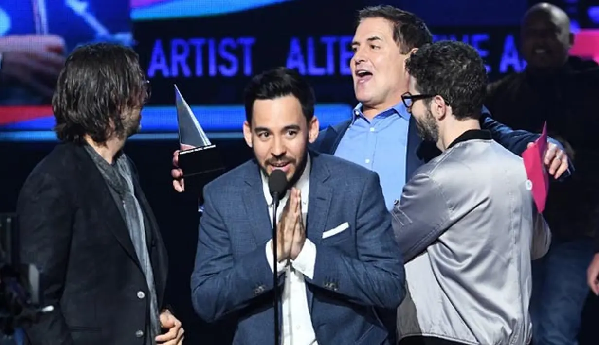 Saat menerima kemenangannya di atas panggung, Mike Shinoda, salah satu member Linkin Park menyampaikan rasa bersyukurnya atas kemenangan yang mereka raih dan kemudian didedikasikan untuk sahabatnya. (AFP/Kevin Winter)