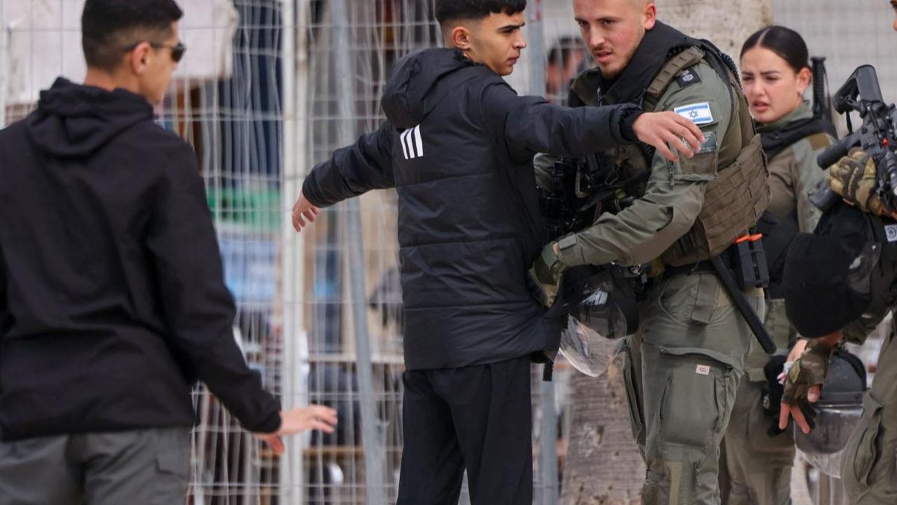 Polisi Israel menggeledah warga Palestina yang hendak melaksanakan salat Jumat pada pekan pertama Ramadan 1445 Hijriah di Masjid Al Aqsa, Yerusalem, Jumat (15/3/2024). Israel mengerahkan ribuan polisi bersenjata lengkap untuk melakukan penjagaan di Masjid