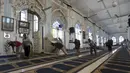Relawan membersihkan aula utama di sebuah masjid menjelang bulan puasa Ramadhan mendatang, di Karachi, Pakistan, Sabtu (2/4/2022). Bulan Ramadhan atau sering kita sebut bulan puasa adalah bulan yang di tunggu-tunggu oleh umat Islam di seluruh dunia. (AP Photo /Fareed Khan)