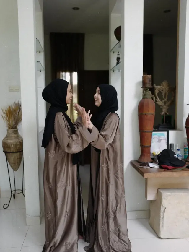 Sienna Putri Marshanda dengan Ibu Sambungnya (Foto: Instagram @nesyanabila)