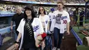 Penyanyi Billie Eilish (kiri) dan saudara laki-lakinya Finneas O'Connell (kanan) berjalan di lapangan sebelum pertandingan bisbol antara Los Angeles Dodgers dan San Francisco Giants di Los Angeles, Amerika Serikat, 21 Juli 2022. Penyanyi asal Amerika Serikat ini tampak antusias menyemangati tim lokal Los Angeles Dodgers. (AP Photo/Marcio Jose Sanchez)