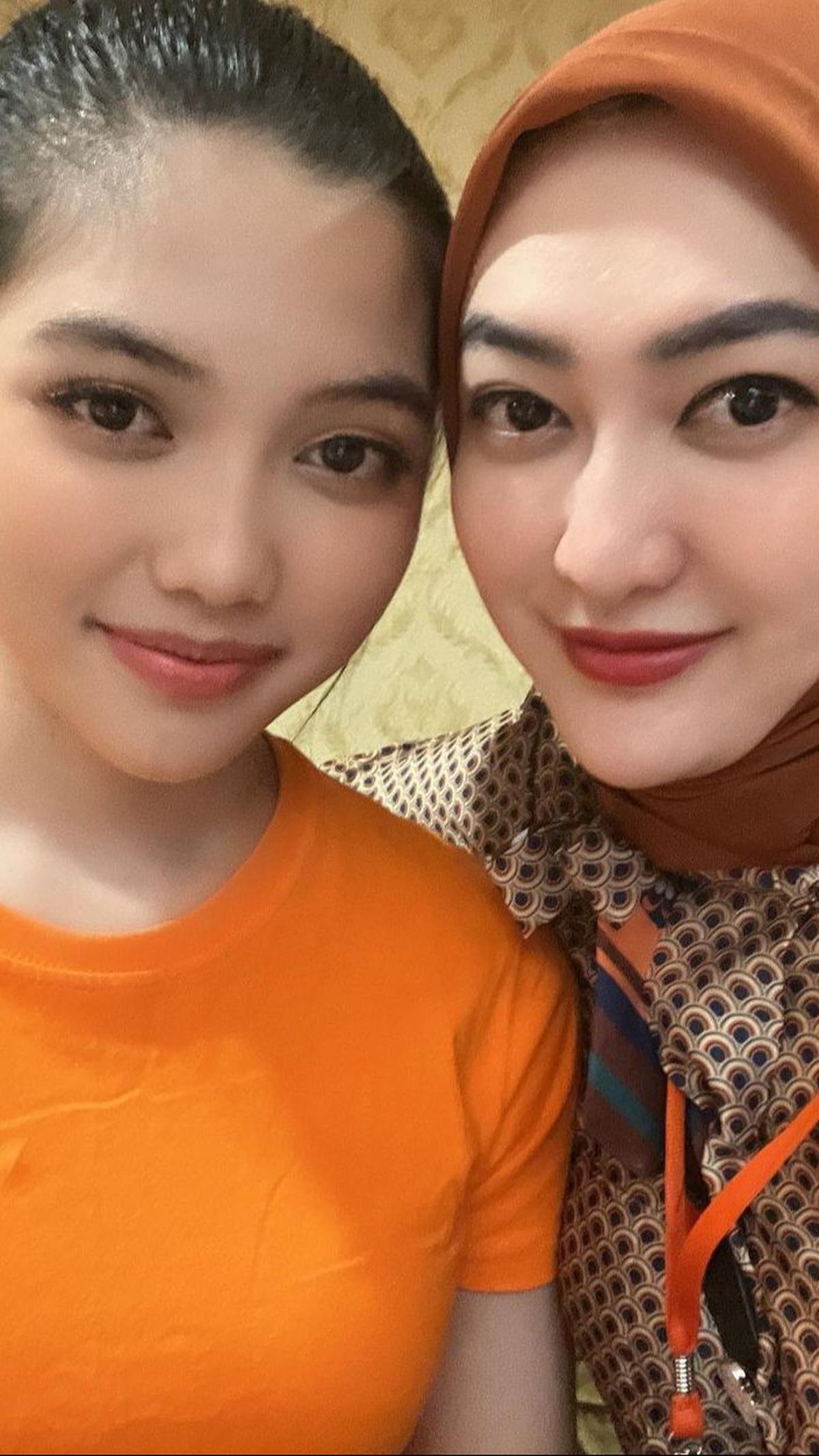 Indriani Hadi yang kini menginjak usia 39 tahun juga awet muda. Foto dengan putri tercintanya, terlihat bak kakak adik.