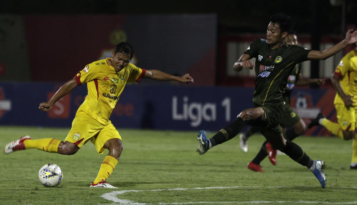 Gelandang Bhayangkara FC, Adan Alis, melepaskan tembakan ke arah gawang Tira Persikabo pada laga Shopee Liga 1 di Stadion PTIK, Jakarta, Sabtu (19/10). Bhayangkara menang 2-0 atas Tira Persikabo. (Bola.com/Yoppy Renato)