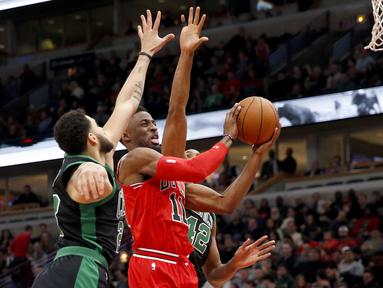 Pemain Chicago Bulls, David Nwaba (11) mencoba melewati adangan pemain Boston Celtics pada lanjutan NBA basketball game di United Center, Chicago, (11/12/2017). Bulls menang 108-85. (AP/Charles Rex Arbogast)