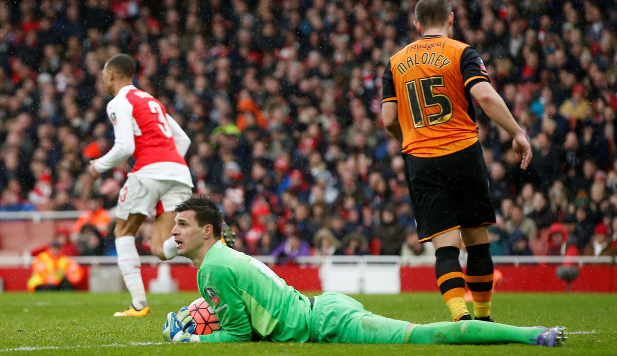 Kiper Hull City, Eldin Jakupovic, berulang kali menggagalkan peluang pemain Arsenal dalam putaran kelima Piala FA Inggris di Stadion Emirates, London, Inggris, Sabtu (20/2/2016). (Action Images via Reuters/John Sibley)