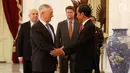 Presiden Jokowi berjabat tangan dengan Menteri Pertahanan Amerika Serikat (AS) James Mattis saat bertemu di Istana Merdeka, Jakarta, Selasa (23/1). (Liputan6.com/Angga Yuniar)