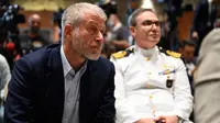 Oligarki Rusia, Roman Abramovich (C), menghadiri upacara penandatanganan inisiatif tentang pengangkutan gandum dan bahan makanan yang aman dari pelabuhan Ukraina, di Istanbul, pada 22 Juli 2022. Sebagai kesepakatan besar pertama antara pihak-pihak yang bertikai sejak invasi, Ukraina dan Rusia diharapkan menandatangani kesepakatan di Istanbul hari ini untuk membebaskan ekspor gandum dari pelabuhan Ukraina. Kesepakatan ini telah dimediasi oleh PBB dan Turki.
OZAN KOSE / AFP