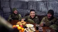 Presiden Volodymyr Zelensky bertemu dengan tentara Ukraina di Donetsk pada 17 Februari 2022.  (Ukrainian Presidential Press Office via AP)